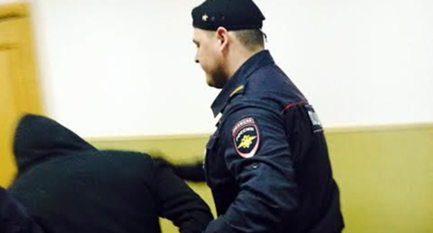Police officer escorts defendant to the court room. Photo by Yulia Buslavskaya for the ‘Caucasian Knot’. Police officer escorts defendant to the court room. Photo by Yulia Buslavskaya for the ‘Caucasian Knot’.