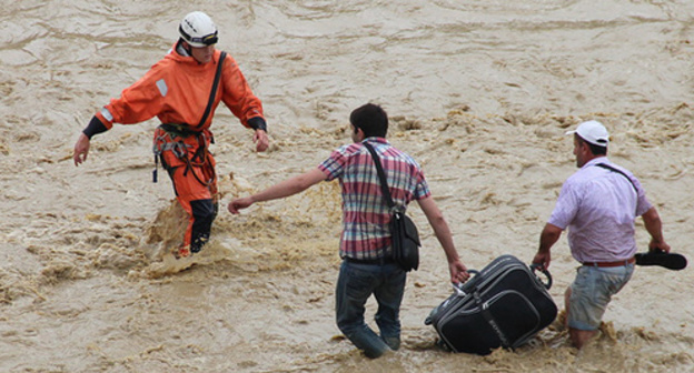 Ministry of Emergencies workers during flooding in Sochi. Photo: http://www.blogsochi.ru/content/navodnenie-v-sochi-glazami-sotrudnikov-mchs Ministry of Emergencies workers during flooding in Sochi. Photo: http://www.blogsochi.ru/content/navodnenie-v-sochi-glazami-sotrudnikov-mchs