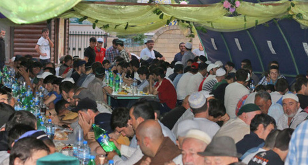 The abstinents breaking their fast in the Juma Mosque in Makhachkala. June 28, 2015. Photo: the Charity Fund "Insan" The abstinents breaking their fast in the Juma Mosque in Makhachkala. June 28, 2015. Photo: the Charity Fund "Insan"