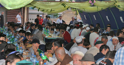 The abstinents breaking their fast in the Juma Mosque in Makhachkala. June 28, 2015. Photo: the Charity Fund "Insan" The abstinents breaking their fast in the Juma Mosque in Makhachkala. June 28, 2015. Photo: the Charity Fund "Insan"