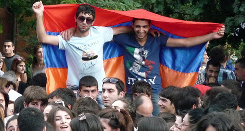 The participants of the mass protests against the decision to increase the electricity tariff. Yerevan, June 29, 2015. Photo by Armine Martirosyan for the "Caucasian Knot" The participants of the mass protests against the decision to increase the electricity tariff. Yerevan, June 29, 2015. Photo by Armine Martirosyan for the "Caucasian Knot"