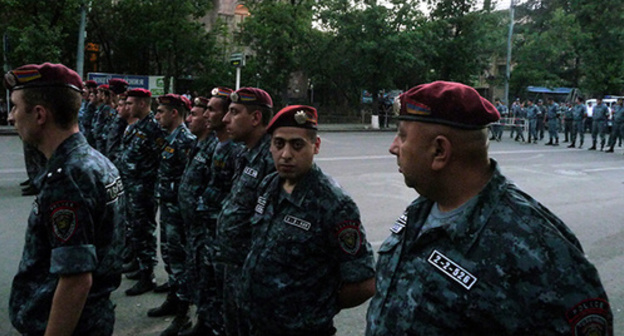 The police patrolling Bagramyan Avenue. Photo by Armine Martirosyan for the "Caucasian Knot" The police patrolling Bagramyan Avenue. Photo by Armine Martirosyan for the "Caucasian Knot"