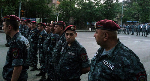 The police patrolling Bagramyan Avenue. Photo by Armine Martirosyan for the "Caucasian Knot" The police patrolling Bagramyan Avenue. Photo by Armine Martirosyan for the "Caucasian Knot"