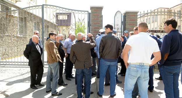 Relatives of the defendants in the Amirov's case standing in line near the territory of the North Caucasian district military court. Rostov-on-Don, May 2015. Photo by Oleg Pchyolov for the "Caucasian Knot" Relatives of the defendants in the Amirov's case standing in line near the territory of the North Caucasian district military court. Rostov-on-Don, May 2015. Photo by Oleg Pchyolov for the "Caucasian Knot"