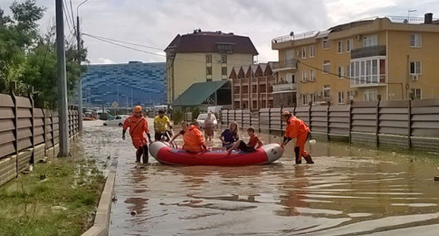 MfE's rescuers evacuate the residents of the village of Mirny by boats. Sochi, June 26, 2015. Photo by Anna Gritsevich for the "Caucasian Knot" MfE's rescuers evacuate the residents of the village of Mirny by boats. Sochi, June 26, 2015. Photo by Anna Gritsevich for the "Caucasian Knot"