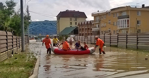 MfE's rescuers evacuate the residents of the village of Mirny by boats. Sochi, June 26, 2015. Photo by Anna Gritsevich for the "Caucasian Knot" MfE's rescuers evacuate the residents of the village of Mirny by boats. Sochi, June 26, 2015. Photo by Anna Gritsevich for the "Caucasian Knot"