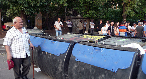 Barricade of the garbage cans. Baku, June 1, 2015. Photo by Armine Martirosyan for the "Caucasian Knot" Barricade of the garbage cans. Baku, June 1, 2015. Photo by Armine Martirosyan for the "Caucasian Knot"