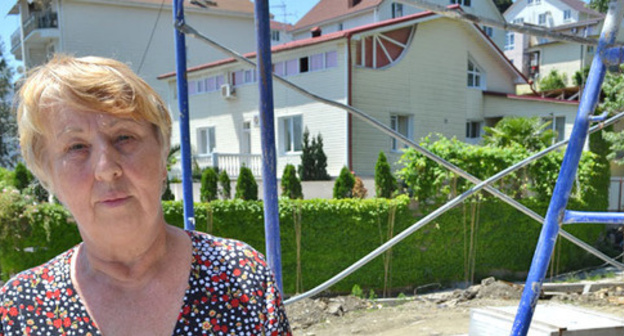 Nina Dubovaya in her land plot full of debris from the illegal construction works. Sochi, July 2015. Photo by Svetlana Kravchenko for the "Caucasian Knot" Nina Dubovaya in her land plot full of debris from the illegal construction works. Sochi, July 2015. Photo by Svetlana Kravchenko for the "Caucasian Knot"