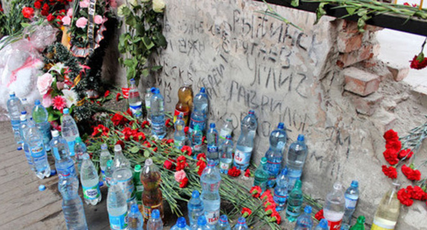 Bottles with water and flowers in the school No. 1 gym. Beslan, September 3, 2015. Photo by Emma Marzoeva for the "Caucasian Knot" Bottles with water and flowers in the school No. 1 gym. Beslan, September 3, 2015. Photo by Emma Marzoeva for the "Caucasian Knot"