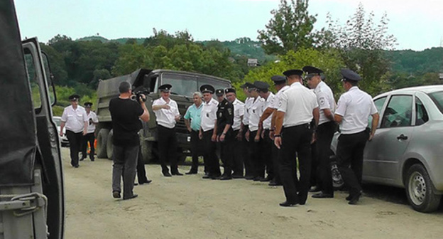 The police are alert to suppress the protest action of the villagers of Chereshnya, July 1, 2015. Photo by Anna Gritsevich for the "Caucasian Knot" The police are alert to suppress the protest action of the villagers of Chereshnya, July 1, 2015. Photo by Anna Gritsevich for the "Caucasian Knot"