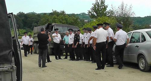 The police are alert to suppress the protest action of the villagers of Chereshnya, July 1, 2015. Photo by Anna Gritsevich for the "Caucasian Knot" The police are alert to suppress the protest action of the villagers of Chereshnya, July 1, 2015. Photo by Anna Gritsevich for the "Caucasian Knot"