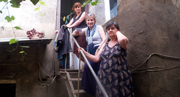 Tamar Djikiya (on the lower steps), owner of the household located in Svanidze Street. She doesn't stay there for the night, just came to collect her remaining belongings. Photo by Beslan Kmuzov for the "Caucasian Knot" Tamar Djikiya (on the lower steps), owner of the household located in Svanidze Street. She doesn't stay there for the night, just came to collect her remaining belongings. Photo by Beslan Kmuzov for the "Caucasian Knot"