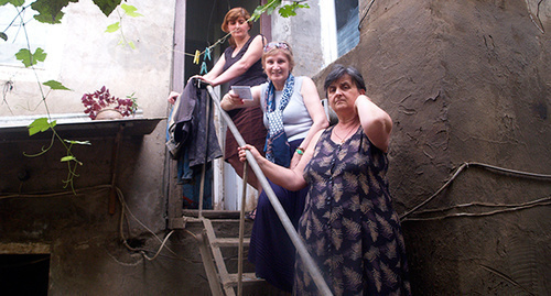 Tamar Djikiya (on the lower steps), owner of the household located in Svanidze Street. She doesn't stay there for the night, just came to collect her remaining belongings. Photo by Beslan Kmuzov for the "Caucasian Knot" Tamar Djikiya (on the lower steps), owner of the household located in Svanidze Street. She doesn't stay there for the night, just came to collect her remaining belongings. Photo by Beslan Kmuzov for the "Caucasian Knot"