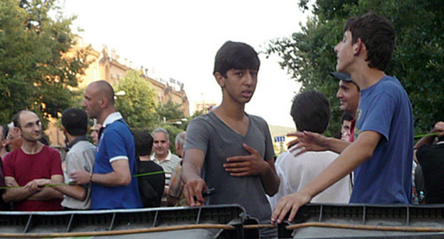 The participants of the protest actions against the decision to raise the electricity tariff. Yerevan, July 1, 2015. Photo by Armine Martirosyan for the "Caucasian Knot" The participants of the protest actions against the decision to raise the electricity tariff. Yerevan, July 1, 2015. Photo by Armine Martirosyan for the "Caucasian Knot"