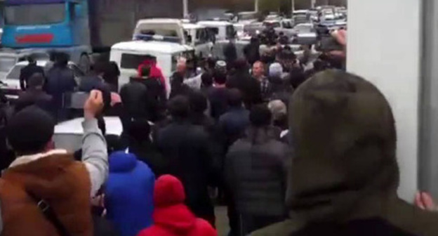 The mosque located in Hungarian Warriors Street in Makhachkala is cordoned off by the law enforcers who try to detain the mosque-goers. Screenshot of a video by the "Caucasian Knot", www.youtube.com The mosque located in Hungarian Warriors Street in Makhachkala is cordoned off by the law enforcers who try to detain the mosque-goers. Screenshot of a video by the "Caucasian Knot", www.youtube.com