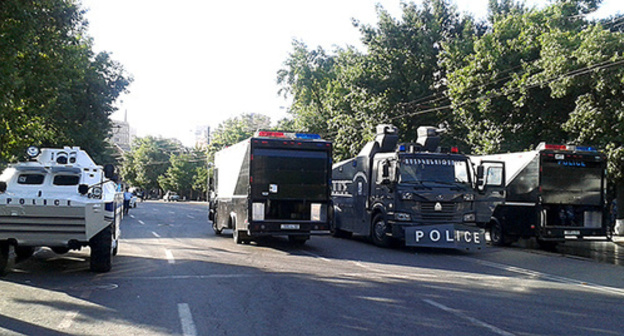 Police vehicles in in Bagramyan Avenue in Yeravan during protest actions. Photo by Armine Martirosyan for the ‘Caucasian Knot’. 