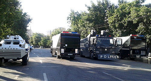 Police vehicles in in Bagramyan Avenue in Yeravan during protest actions. Photo by Armine Martirosyan for the ‘Caucasian Knot’. Police vehicles in in Bagramyan Avenue in Yeravan during protest actions. Photo by Armine Martirosyan for the ‘Caucasian Knot’.