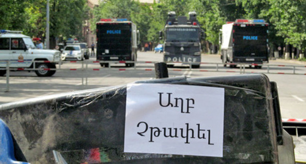 Protest action against hike in electricity prices in Armenia, the banner saying ‘Don’t drop litter’, June 24, 2015. Photo by Tigran Petrosyan for the ‘Caucasian Knot’. 