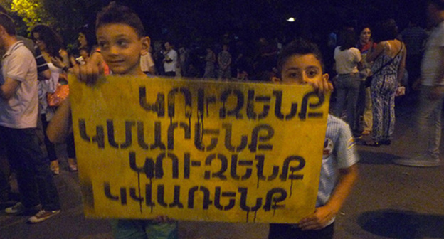 Banner saying: ‘If we want – we’ll turn off, if we want – we’ll turn on’. Photo by Armine Martirosyan for the ‘Caucasian Knot’. 