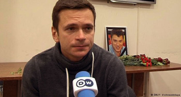 Ilya Yashin. Photo: http://www.dw.com/ru/илья-яшин-убийство-немцова-черная-метка-российскому-обществу/a-18286350