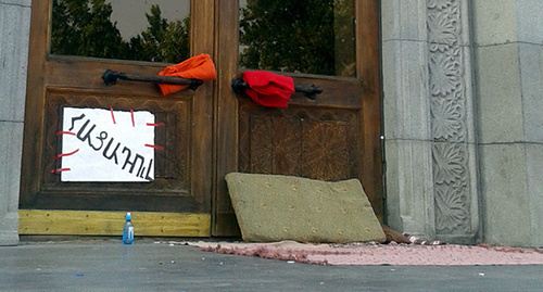 Sign ‘Hunger-strike’ on the banner, Yerevan, July 7, 2015. Photo by Armine Martirosyan for the ‘Caucasian Knot’. 