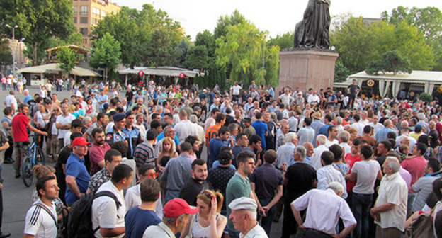 Activists at the Freedom Square, Yerevan, July 7, 2015. Photo by Armine Martirosyan for the ‘Caucasian Knot’. Activists at the Freedom Square, Yerevan, July 7, 2015. Photo by Armine Martirosyan for the ‘Caucasian Knot’.