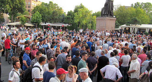 Activists at the Freedom Square, Yerevan, July 7, 2015. Photo by Armine Martirosyan for the ‘Caucasian Knot’. Activists at the Freedom Square, Yerevan, July 7, 2015. Photo by Armine Martirosyan for the ‘Caucasian Knot’.