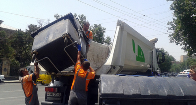 Taking-away the garbage cans from the Baghramyan-Demirchyan crossroads the next day after the activists' dispersal. Yerevan, July 7, 2015. Photo by Armine Martirosyan for the "Caucasian Knot" Taking-away the garbage cans from the Baghramyan-Demirchyan crossroads the next day after the activists' dispersal. Yerevan, July 7, 2015. Photo by Armine Martirosyan for the "Caucasian Knot"
