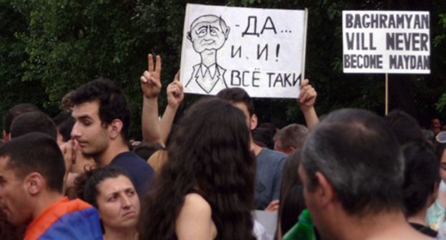 The participants of the protests against the authorities' decision to raise the electricity tariff. Inscription on a poster: "Baghramyan will never become Maydan". Yerevan, June 29. Photo by Armine Martirosyan for the "Caucasian Knot" The participants of the protests against the authorities' decision to raise the electricity tariff. Inscription on a poster: "Baghramyan will never become Maydan". Yerevan, June 29. Photo by Armine Martirosyan for the "Caucasian Knot"