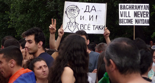 The participants of the protests against the authorities' decision to raise the electricity tariff. Inscription on a poster: "Baghramyan will never become Maydan". Yerevan, June 29. Photo by Armine Martirosyan for the "Caucasian Knot" The participants of the protests against the authorities' decision to raise the electricity tariff. Inscription on a poster: "Baghramyan will never become Maydan". Yerevan, June 29. Photo by Armine Martirosyan for the "Caucasian Knot"