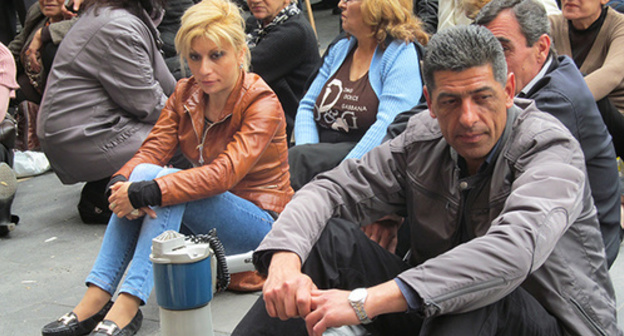 The participants of the former "Nairit" workers sit-in strike. Yerevan, May 14, 2015. Photo by Tigran Petrosyan for the "Caucasian Knot" The participants of the former "Nairit" workers sit-in strike. Yerevan, May 14, 2015. Photo by Tigran Petrosyan for the "Caucasian Knot"