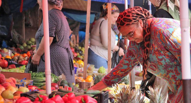The central market “Berkat” in Grozny on the eve of of Eid ul-Fitr (Uraza-Bayram) celebration. July 16, 2015. Photo by Magomed Magomedov for the "Caucasian Knot" The central market “Berkat” in Grozny on the eve of of Eid ul-Fitr (Uraza-Bayram) celebration. July 16, 2015. Photo by Magomed Magomedov for the "Caucasian Knot"