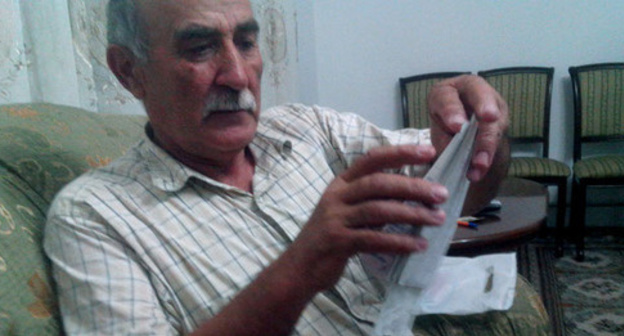 Mirzamagomed Lukmanov shows his documents and receipts. Photo by Aida Gadzhieva for the "Caucasian Knot" Mirzamagomed Lukmanov shows his documents and receipts. Photo by Aida Gadzhieva for the "Caucasian Knot"