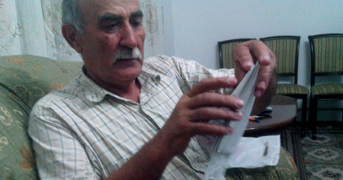 Mirzamagomed Lukmanov shows his documents and receipts. Photo by Aida Gadzhieva for the "Caucasian Knot" Mirzamagomed Lukmanov shows his documents and receipts. Photo by Aida Gadzhieva for the "Caucasian Knot"