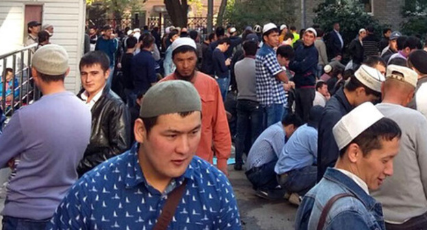 Believers at the feast's prayer on the occasion of the end of the Ramadan near the Old Mosque of Moscow on Bolshaya Tatarskaya Street. July 16, 2015. Photo by Said Saparov for the "Caucasian Knot" Believers at the feast's prayer on the occasion of the end of the Ramadan near the Old Mosque of Moscow on Bolshaya Tatarskaya Street. July 16, 2015. Photo by Said Saparov for the "Caucasian Knot"