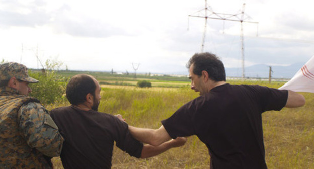 The detention of the members of the NGO "Free Zone" on Georgian-South-Ossetian border. July 17, 2015. Photo by Beslan Kmuzov for the "Caucasian Knot" The detention of the members of the NGO "Free Zone" on Georgian-South-Ossetian border. July 17, 2015. Photo by Beslan Kmuzov for the "Caucasian Knot"