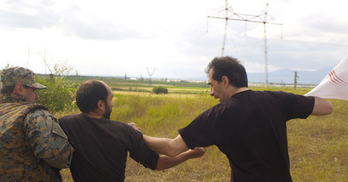 The detention of the members of the NGO "Free Zone" on Georgian-South-Ossetian border. July 17, 2015. Photo by Beslan Kmuzov for the "Caucasian Knot" The detention of the members of the NGO "Free Zone" on Georgian-South-Ossetian border. July 17, 2015. Photo by Beslan Kmuzov for the "Caucasian Knot"