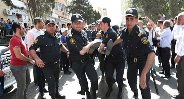 Two people were detained at the end of rally ‘Let’s save ourselves!’, May 30, 2015. Photo by Aziz Karimov for the ‘Caucasian Knot’. Two people were detained at the end of rally ‘Let’s save ourselves!’, May 30, 2015. Photo by Aziz Karimov for the ‘Caucasian Knot’.