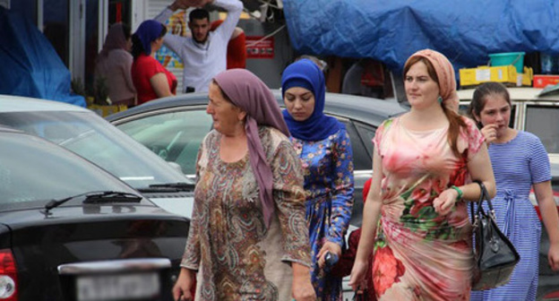 Grozny residents on the eve of Eid al-Fitr, July 16, 2015. Photo by Magomed Magomedov for the ‘Caucasian Knot’. Grozny residents on the eve of Eid al-Fitr, July 16, 2015. Photo by Magomed Magomedov for the ‘Caucasian Knot’.