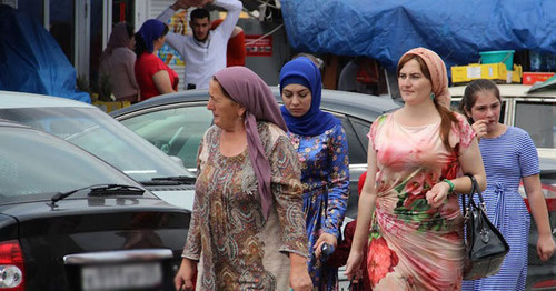 Grozny residents on the eve of Eid al-Fitr, July 16, 2015. Photo by Magomed Magomedov for the ‘Caucasian Knot’. Grozny residents on the eve of Eid al-Fitr, July 16, 2015. Photo by Magomed Magomedov for the ‘Caucasian Knot’.