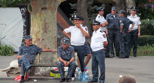 Policemen at the Freedom Square in Yerevan, July 7, 2015. Photo by Armine Martirosyan for the ‘Caucasian Knot’. Policemen at the Freedom Square in Yerevan, July 7, 2015. Photo by Armine Martirosyan for the ‘Caucasian Knot’.