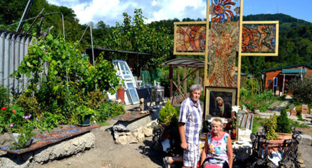 Lyubov Berchanova and Vasily Zhuravlyov near the monument to corruption, Ordynka village, July 2015. Photo by Svetlana Kravchenko for the ‘Caucasian Knot’. Lyubov Berchanova and Vasily Zhuravlyov near the monument to corruption, Ordynka village, July 2015. Photo by Svetlana Kravchenko for the ‘Caucasian Knot’.