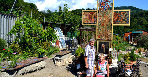 Lyubov Berchanova and Vasily Zhuravlyov near the monument to corruption, Ordynka village, July 2015. Photo by Svetlana Kravchenko for the ‘Caucasian Knot’. Lyubov Berchanova and Vasily Zhuravlyov near the monument to corruption, Ordynka village, July 2015. Photo by Svetlana Kravchenko for the ‘Caucasian Knot’.
