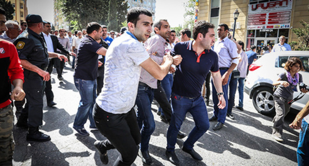 The detention of the activist at the rally under slogun "Let's save ourselves!". Baku, May 30. 2015. Photo by Aziz Karimov for the "Caucasian Knot" The detention of the activist at the rally under slogun "Let's save ourselves!". Baku, May 30. 2015. Photo by Aziz Karimov for the "Caucasian Knot"