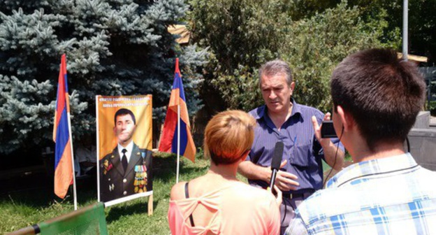 Gagik Sarukhanyan gives an interview in Freedom Square. Photo by Grigory Shvedov for the "Caucasian Knot" Gagik Sarukhanyan gives an interview in Freedom Square. Photo by Grigory Shvedov for the "Caucasian Knot"