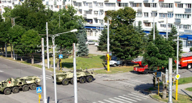 Military equipment around the house where the special operation was conducted. Nalchik, July 23, 2015. Photo by Lyudmila Maratova for the "Caucasian Knot" Military equipment around the house where the special operation was conducted. Nalchik, July 23, 2015. Photo by Lyudmila Maratova for the "Caucasian Knot"