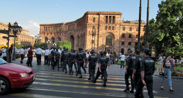 Law enforcers in Republic Square. Yerevan, July 29, 2015. Photo by Armine Martirosyan for the "Caucasian Knot" Law enforcers in Republic Square. Yerevan, July 29, 2015. Photo by Armine Martirosyan for the "Caucasian Knot"