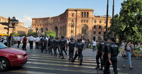 Law enforcers in Republic Square. Yerevan, July 29, 2015. Photo by Armine Martirosyan for the "Caucasian Knot" Law enforcers in Republic Square. Yerevan, July 29, 2015. Photo by Armine Martirosyan for the "Caucasian Knot"