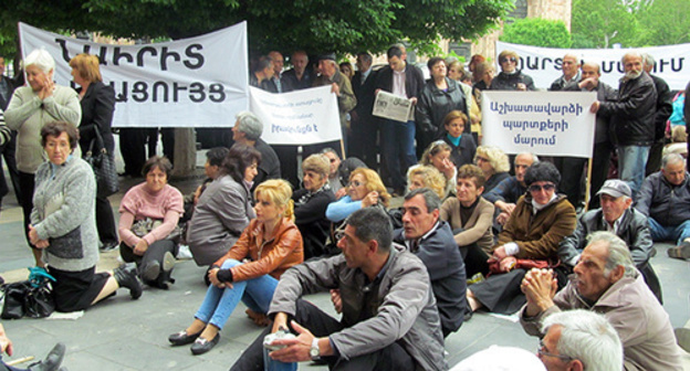Former employees of the "Nairit" Factory in an endless sit-in strike. May 2015. Photo by Tigran Petrosyan Former employees of the "Nairit" Factory in an endless sit-in strike. May 2015. Photo by Tigran Petrosyan