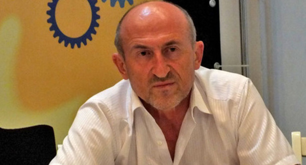 Akhmedpasha Amirilaev at the press conference in support of Sagid Murtazaliev and Andrei Vinogradov. Makhachkala, July 30, 2015. Photo by Patimat Makhmudova for the "Caucasian Knot" Akhmedpasha Amirilaev at the press conference in support of Sagid Murtazaliev and Andrei Vinogradov. Makhachkala, July 30, 2015. Photo by Patimat Makhmudova for the "Caucasian Knot"